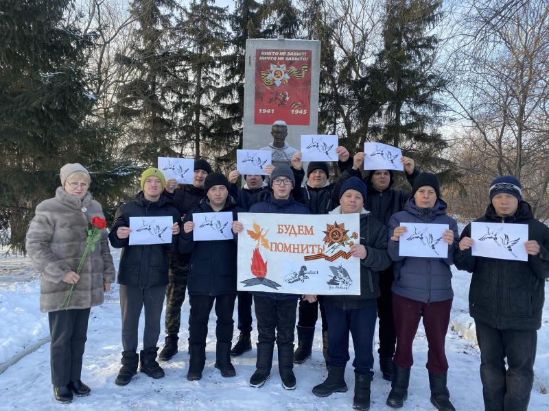 ЦВЕТЫ НЕИЗВЕСТНОМУ СОЛДАТУ И ИЗВЕСТНЫМ ЗЕМЛЯКАМ