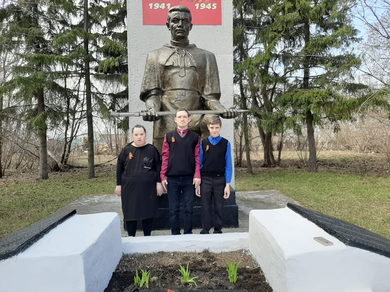 ГЕОРГИЕВСКУЮ ЛЕНТУ ПОЛУЧИЛИ У ПАМЯТНИКА