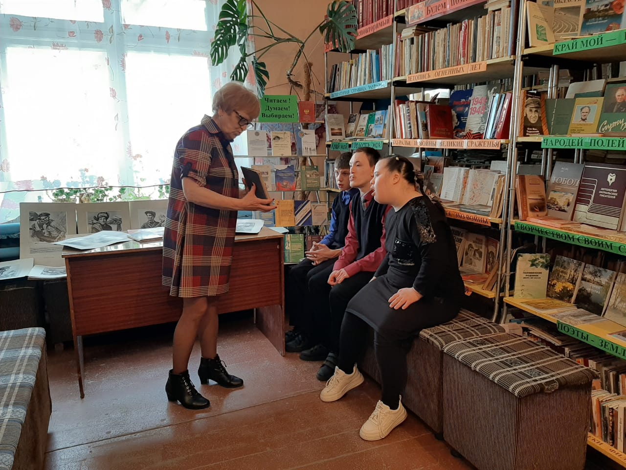 ГЕОРГИЕВСКУЮ ЛЕНТУ ПОЛУЧИЛИ У ПАМЯТНИКА