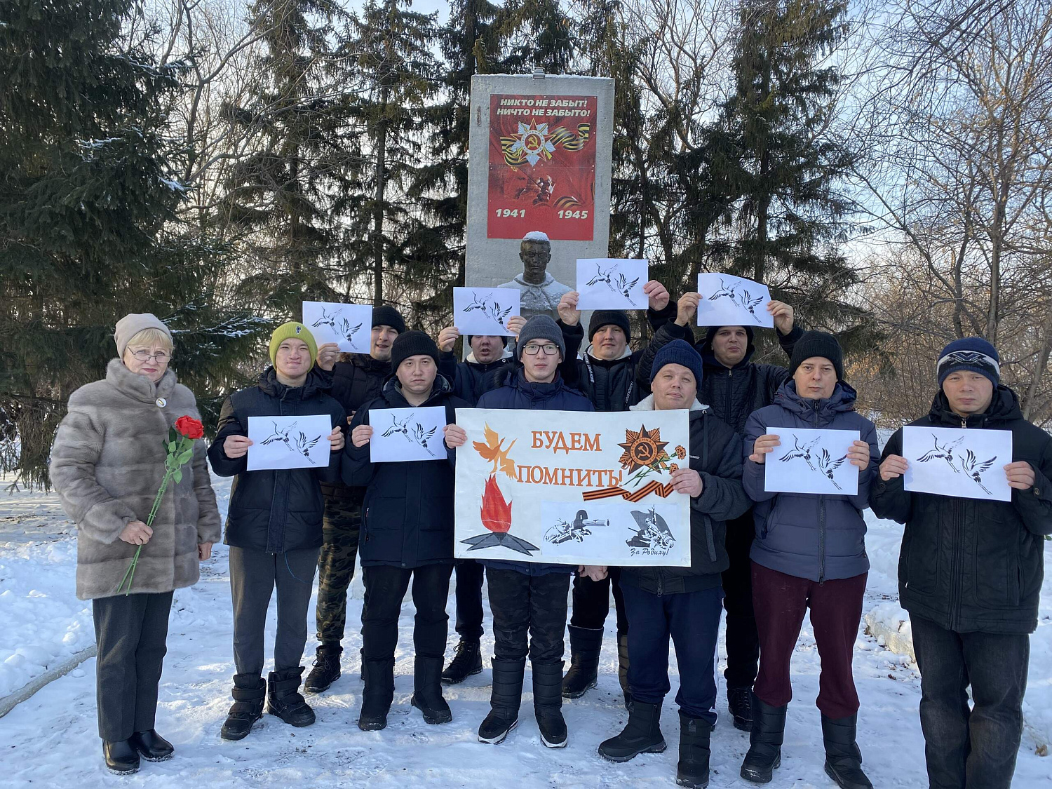 ЦВЕТЫ НЕИЗВЕСТНОМУ СОЛДАТУ И ИЗВЕСТНЫМ ЗЕМЛЯКАМ