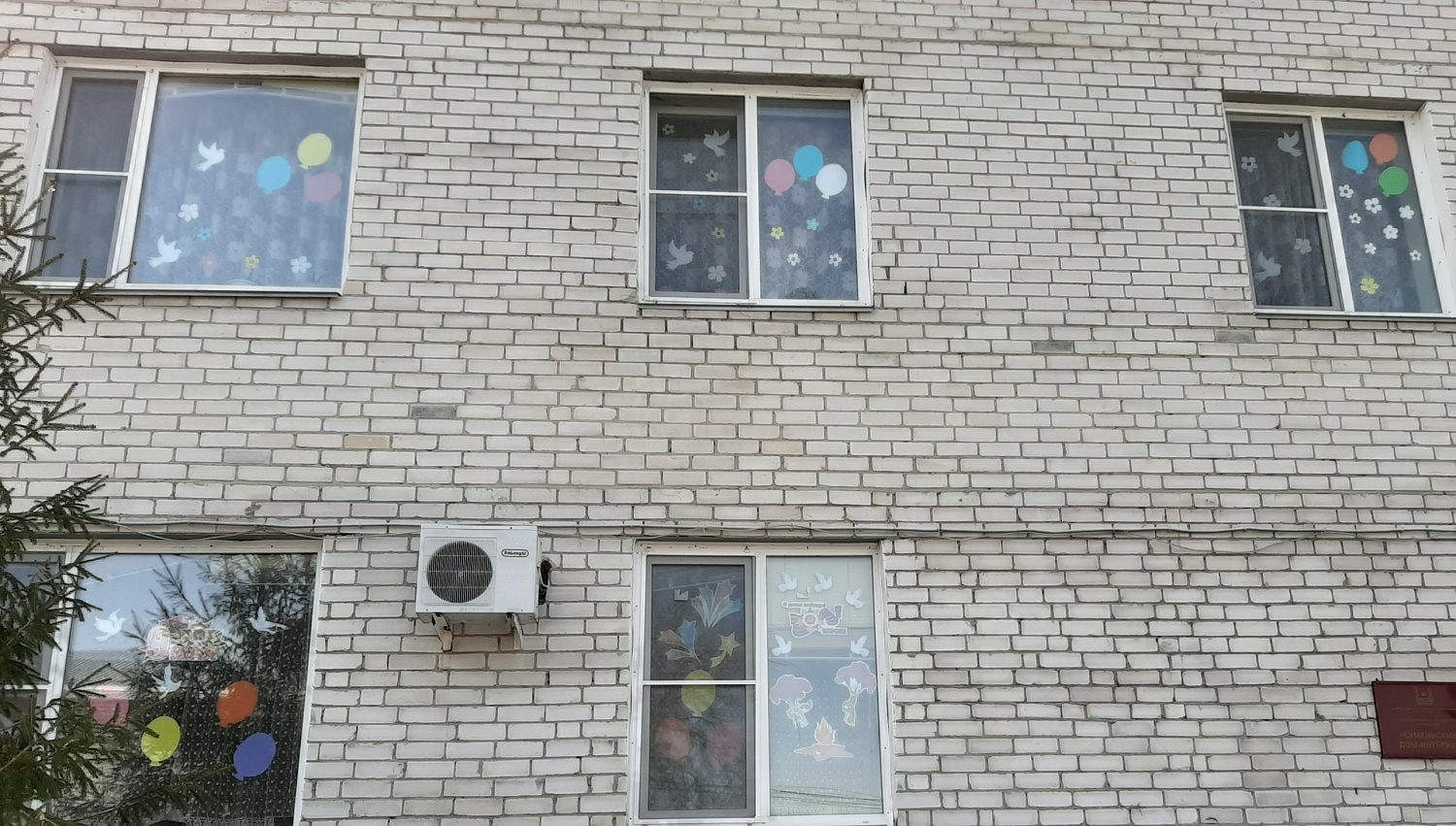 ОКНА  НАПОМИНАЮТ О ПОБЕДЕ